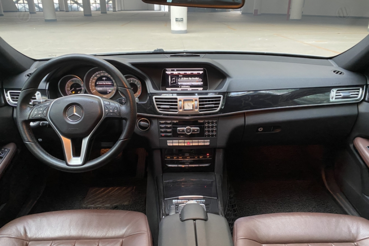 奔驰E级 2014款 改款 E 300 L 运动型中控内饰7004