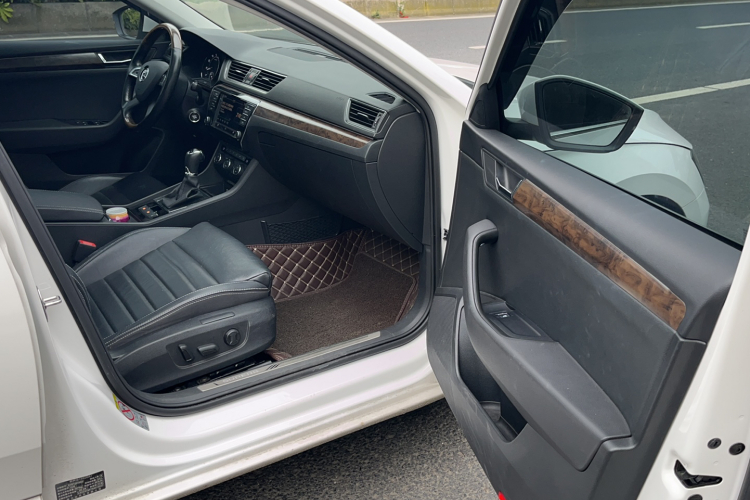 斯柯达 速派 2016款 TSI380 DSG尊行版中控内饰7004