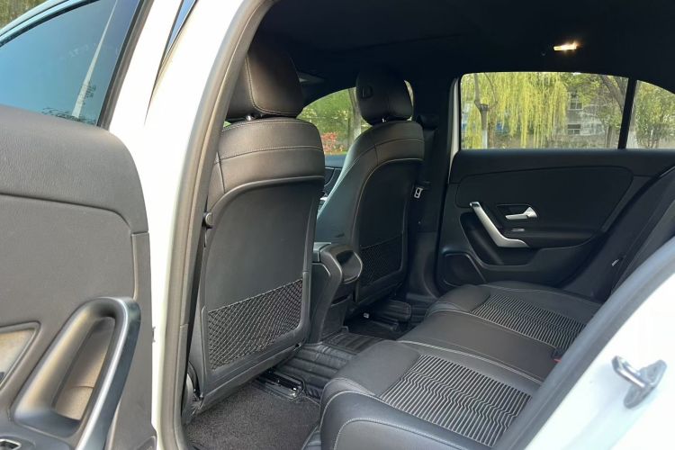 奔驰A级(进口) 2019款 A 200 动感型中控内饰7004