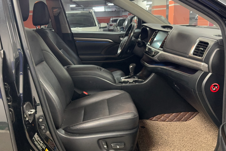 丰田 汉兰达 2018款 2.0T 四驱至尊版 7座 国V中控内饰7003