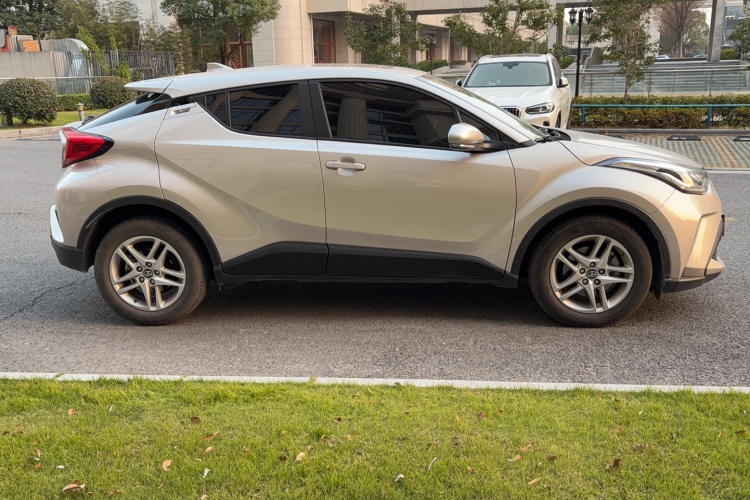丰田C-HR 2021款 2.0L 舒适版车身外观6003