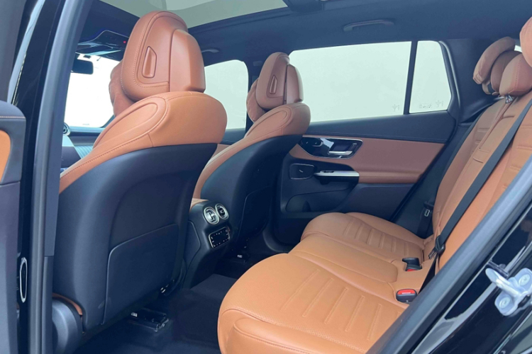 奔驰GLC 2023款 改款 GLC 260 L 4MATIC 豪华型 5座中控内饰7003