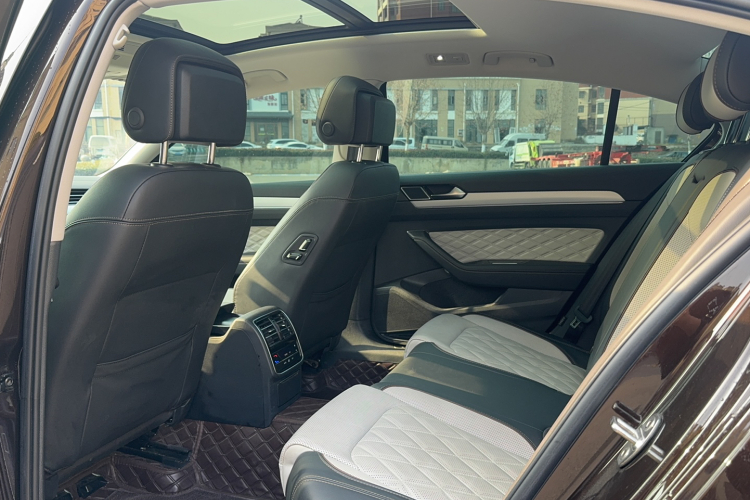 大众 迈腾 2023款 200万辆纪念版 330TSI DSG豪华型中控内饰7002