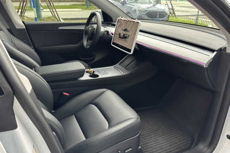 特斯拉 Model Y 2024款 后轮驱动版中控内饰7004