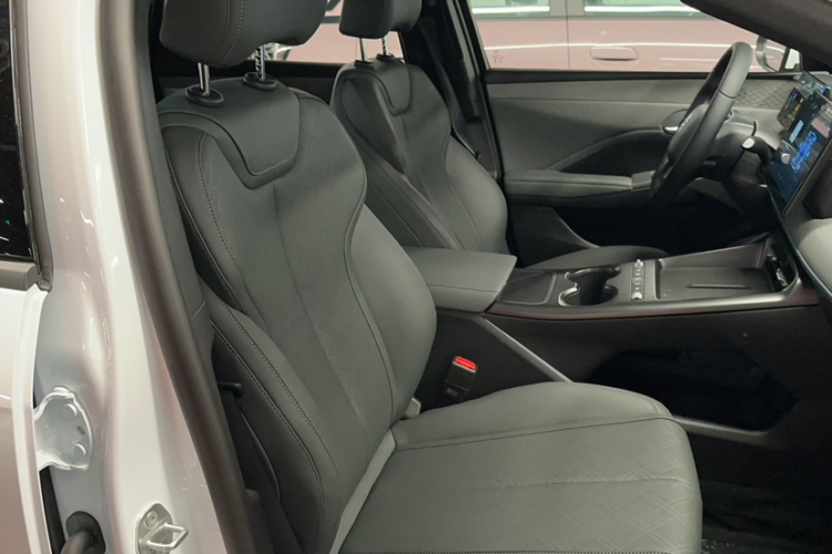 比亚迪 秦PLUS 2025款 DM-i 智驾版 128KM进取型中控内饰7010