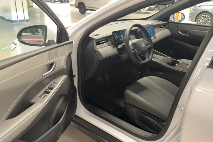 比亚迪 秦PLUS 2025款 DM-i 智驾版 128KM进取型中控内饰7006