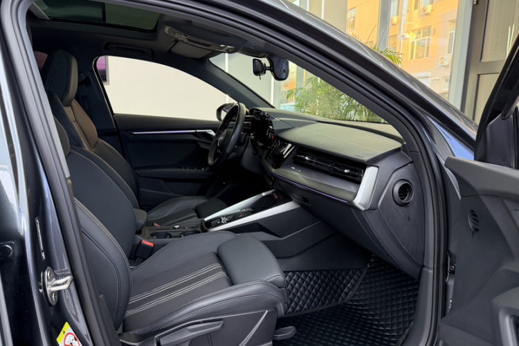 奥迪A3 2024款 A3L Limousine 35 TFSI 时尚运动型中控内饰7004