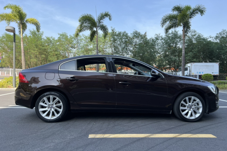 沃尔沃S60 2018款 S60L T3 智进版车身外观6008