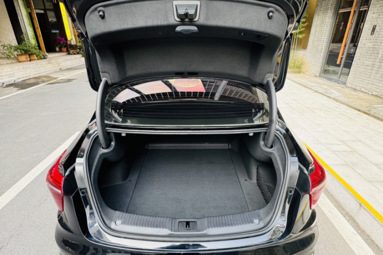 红旗H5 2023款 2.0T 自动智联旗畅版局部细节9008