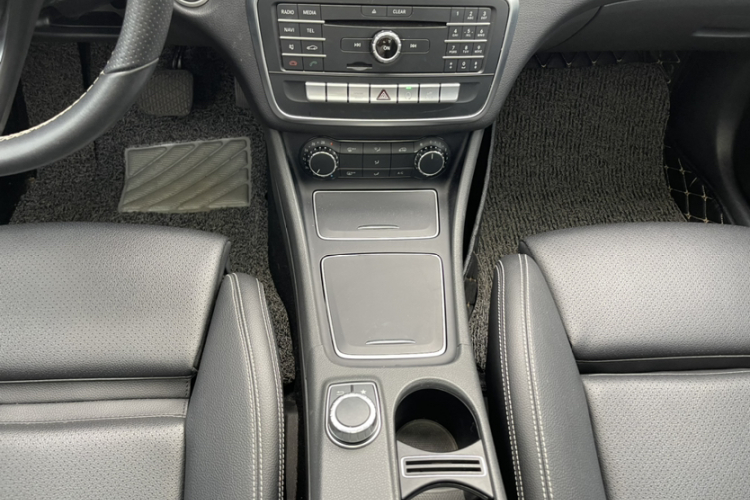 奔驰GLA 2018款 GLA 200 动感型中控内饰7003