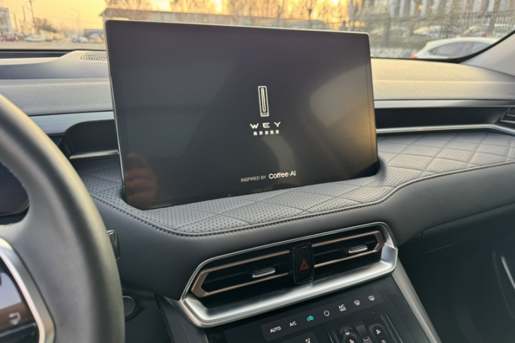 魏牌 拿铁DHT 2022款 1.5T DHT超大杯中控内饰7011