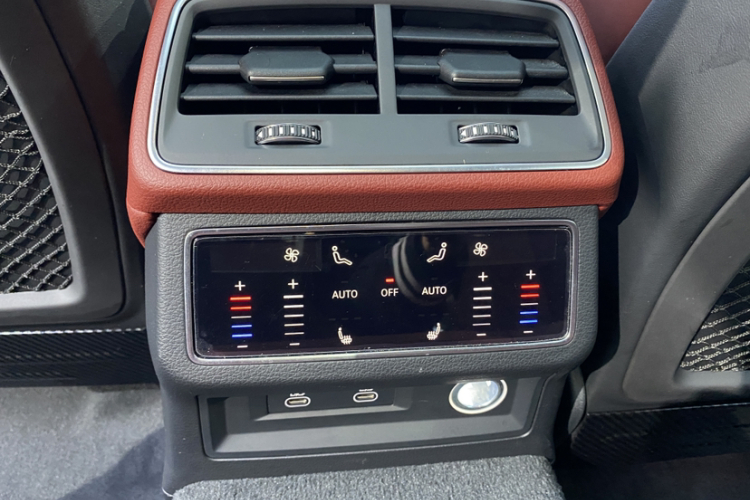 奥迪A7L 2024款 45 TFSI quattro S-line 黑武士版中控内饰7003