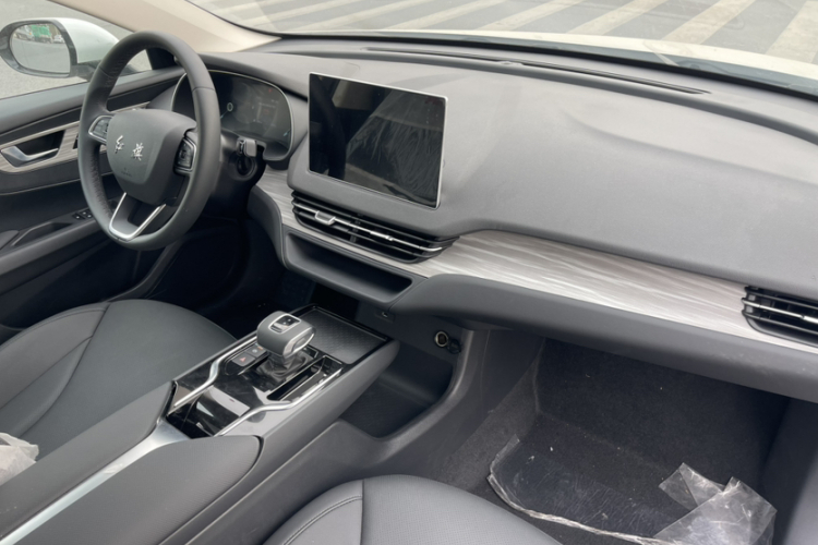 红旗E-QM5 2024款 500km 出行版中控内饰7008