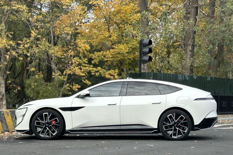 阿维塔12 2024款 700 三激光后驱奢享版车身外观6006