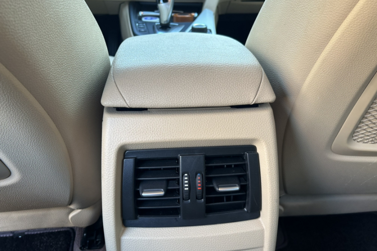 宝马3系 2015款 320i 超悦版时尚型中控内饰7006