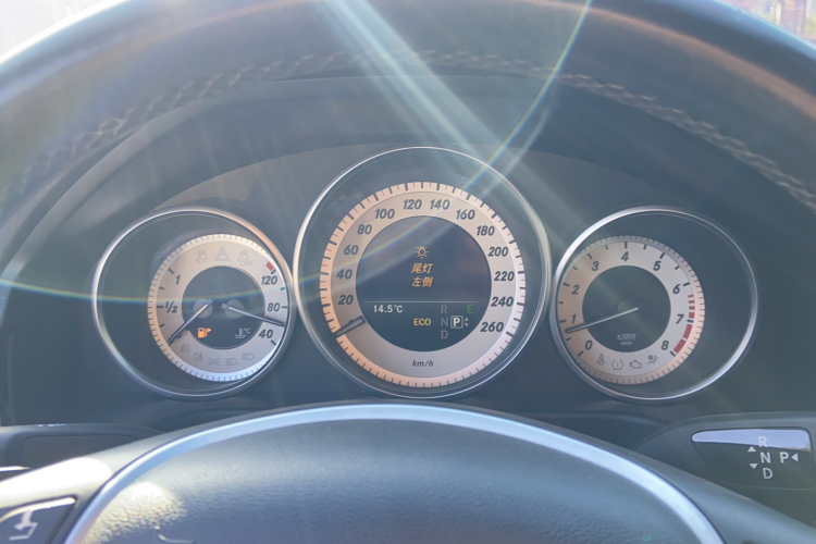 奔驰E级 2015款 改款 E 260 L 运动时尚型局部细节14