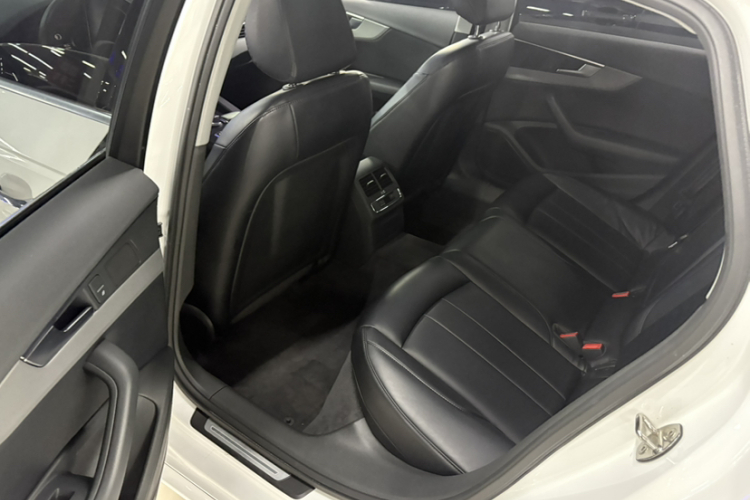 奥迪A4L 2018款 30周年年型 40 TFSI 进取型中控内饰7001