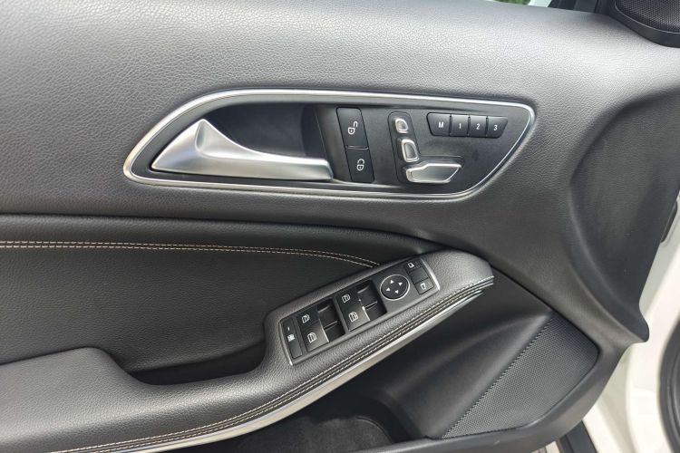 奔驰GLA 2018款 GLA 200 动感型中控内饰7011