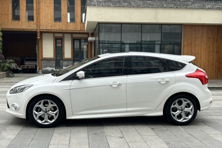 福特 福克斯 2012款 两厢 2.0L 自动豪华运动型车身外观6001