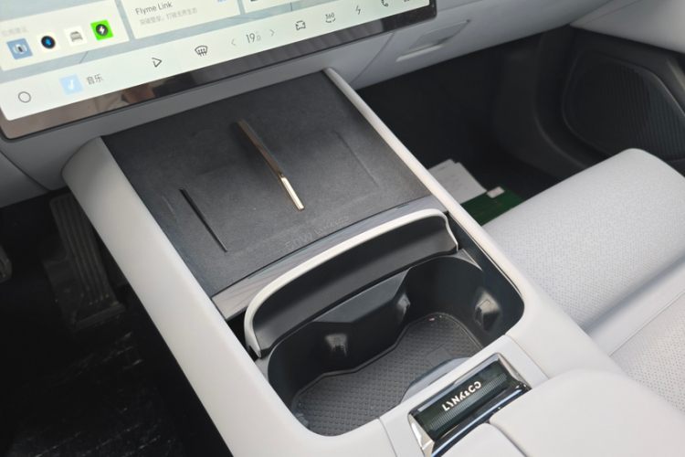 领克Z10 2024款 95kWh 702km四驱智驾Ultra中控内饰7005