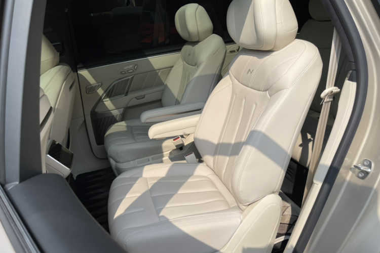 乐道L90 2025款 Ultra 六座版中控内饰7013