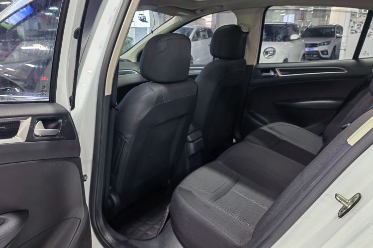 标致308 2014款 乐享版 经典 1.6L 手动风尚型中控内饰7003