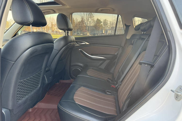 比亚迪 宋 2016款 盖世版 1.5TID 自动精英型中控内饰7005