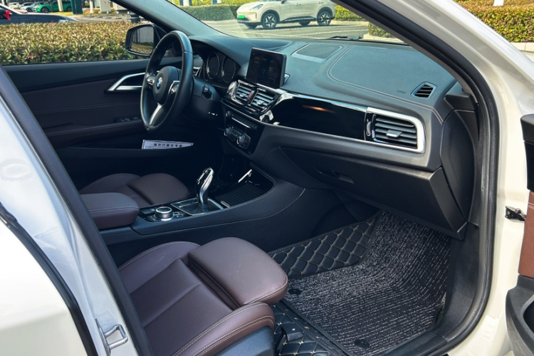 宝马1系 2021款 120i M运动曜夜版中控内饰7002