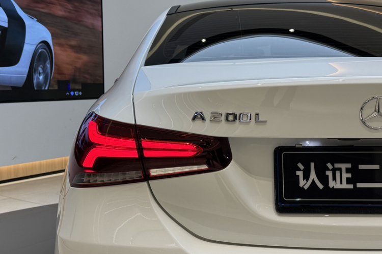 奔驰A级 2022款 A 200 L 运动轿车动感型车身外观6010