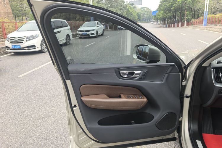 沃尔沃XC60 2020款 T5 四驱智逸豪华版中控内饰7008