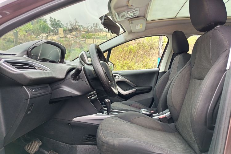 标致2008 2014款 1.6L 自动时尚版中控内饰7002