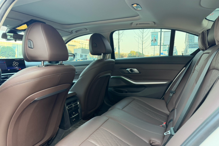 宝马3系 2023款 325Li M运动套装中控内饰7003