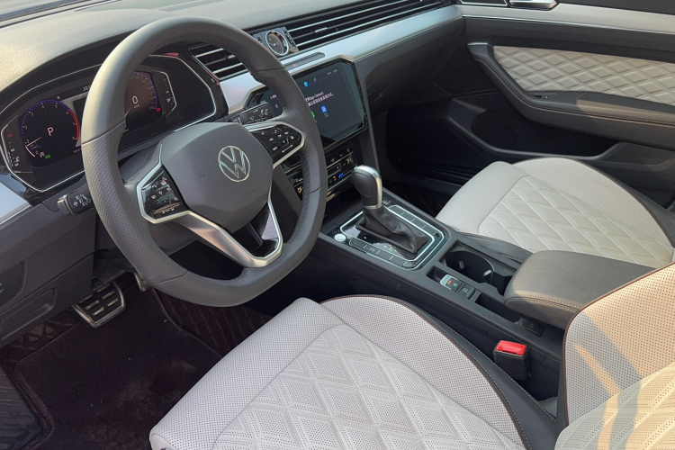 大众 迈腾 2023款 200万辆纪念版 330TSI DSG豪华型中控内饰7001