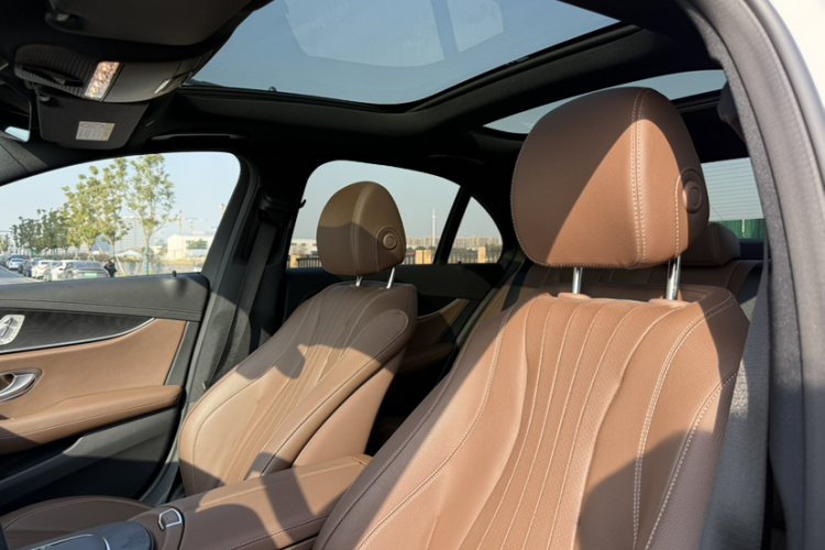 奔驰E级(进口) 2023款 E 300 时尚型运动版局部细节57