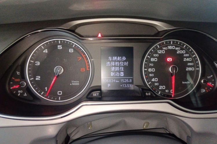 奥迪A4L 2016款 35 TFSI 典藏版 自动标准型中控内饰15