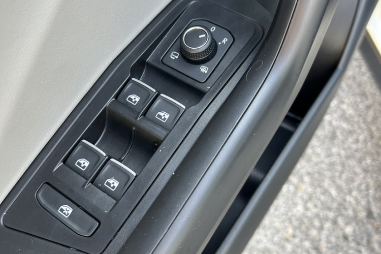 大众 T-ROC探歌 2024款 300TSI DSG两驱辰光版局部细节9011