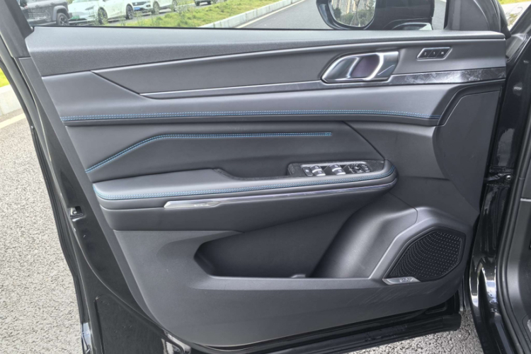 领克05 2022款 2.0TD 两驱耀Halo中控内饰7006