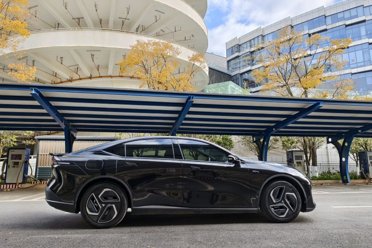 深蓝汽车 深蓝L07 2025款 530Ultra乾崑智驾ADS SE纯电版车身外观6009