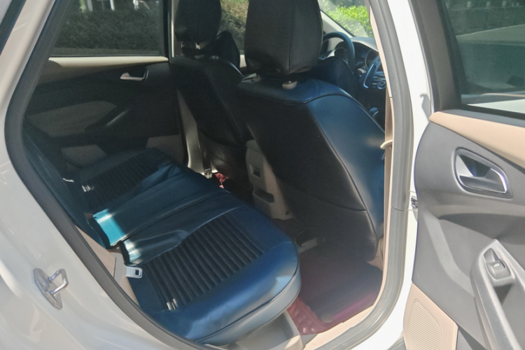 福特 福克斯 2018款 三厢经典 1.6L 自动舒适型智行版局部细节9001