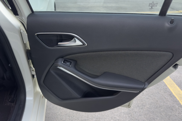 奔驰A级(进口) 2017款 A 200 动感型中控内饰7006