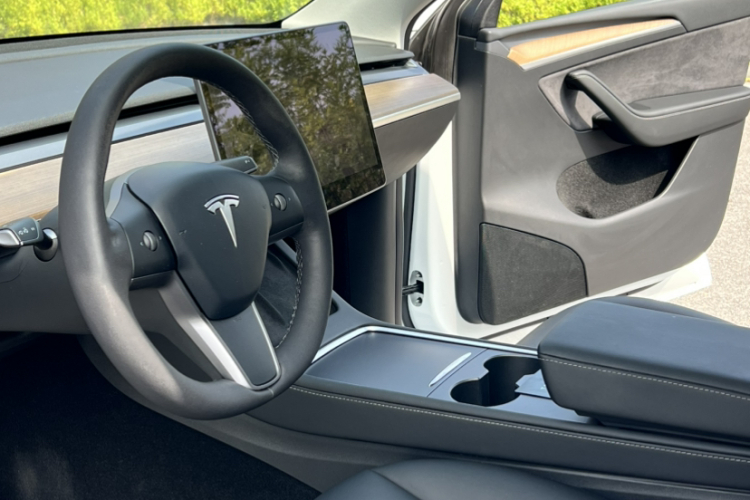 特斯拉 Model Y 2021款 长续航全轮驱动版中控内饰7004