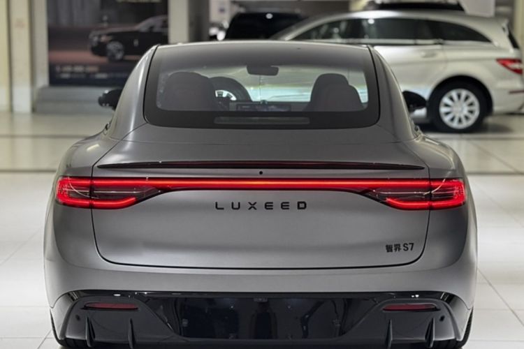 鸿蒙智行 智界S7 2025款 703km Ultra运动版车身外观6005