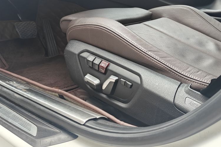 宝马3系 2019款 320i M运动套装中控内饰7006