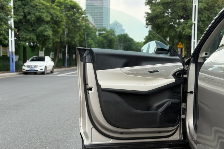 领克08 EM-P 2023款 220km 四驱性能Halo中控内饰7011