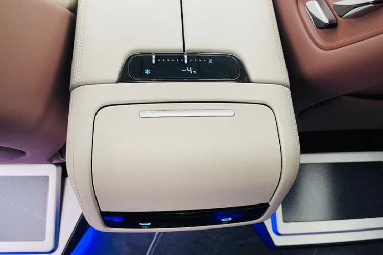 比亚迪 夏 2025款 DM-i 1.5T 180km 卓越型中控内饰7013