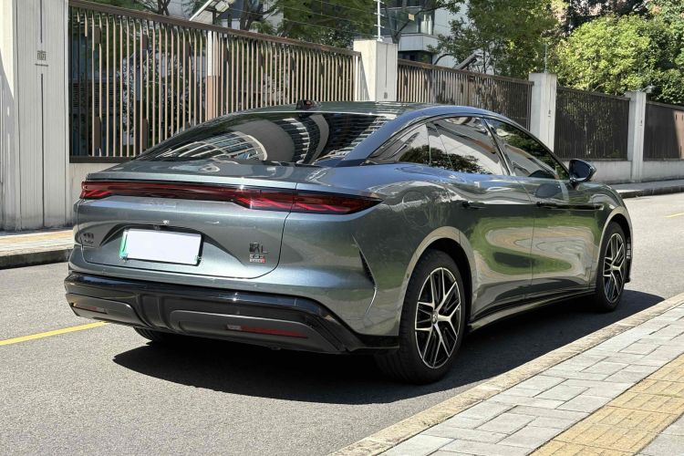 比亚迪 汉L 2025款 DM-p 四驱激光雷达旗舰型车身外观6006