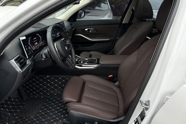 宝马3系 2024款 325Li M运动套装中控内饰7004