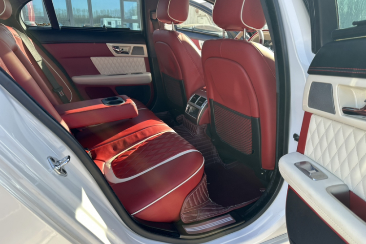 捷豹XF 2015款 XF 2.0T 风华版中控内饰7010