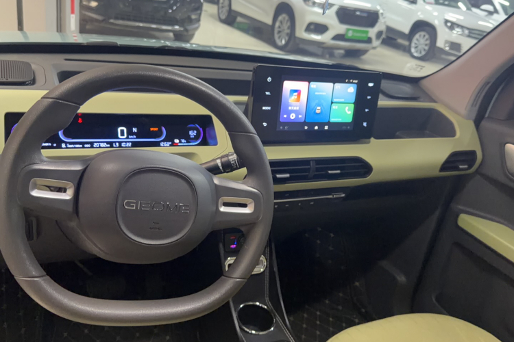 吉利银河 2023款 熊猫mini 200km 耐力熊中控内饰7002