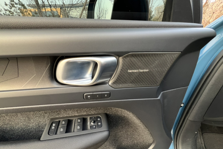 沃尔沃C40 2022款 长续航版 PRO中控内饰7010